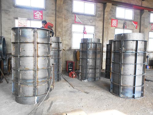 工程人员在认真制造产品_肥东县皖越水泥制品模具制造厂
